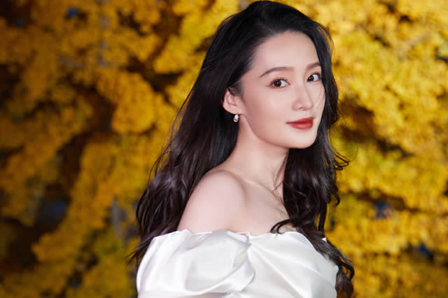 何超琼在国外参加了一个晚宴,美容后五官大变,梳头后由内而外的自信