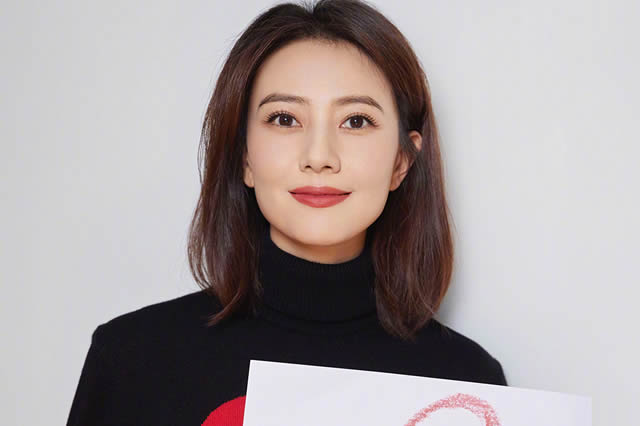 林建岳98岁的母亲带着孙子和养子出去看赛马,一边喝奶茶一边研究比赛