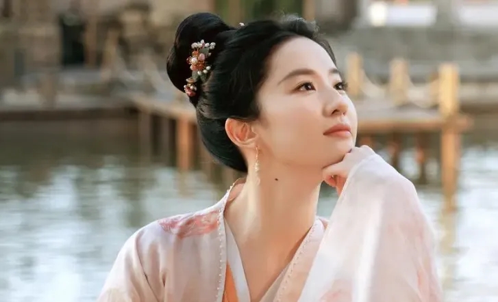 回头看看可怜的岳红,她生了一个女儿,五个月前离婚,40岁时切除了肚子