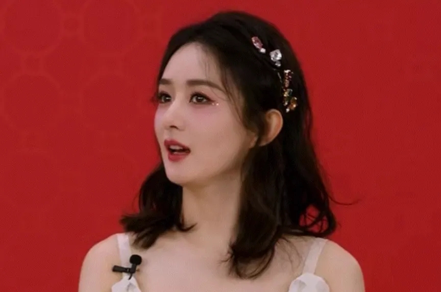 23岁的关晓彤有多美?漂亮的白皮肤长腿,性感的冷艳气质!