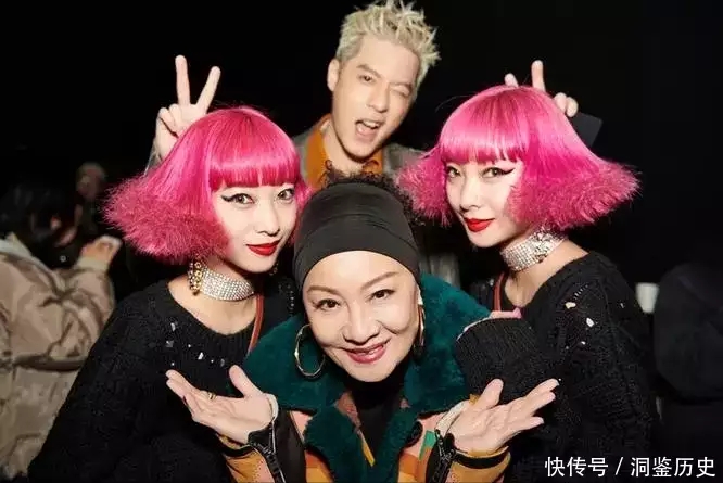 韩国女团亮相2023暴雪嘉年华,身着性感短裙